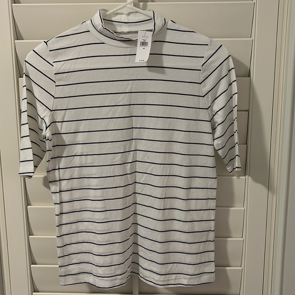 Banana Republic mock neck short sleeve T shirt
